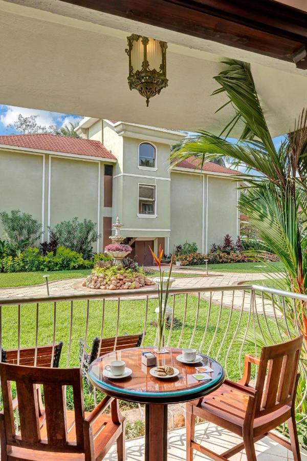 Club Mahindra Acacia Palms Hotel Колва Екстериор снимка